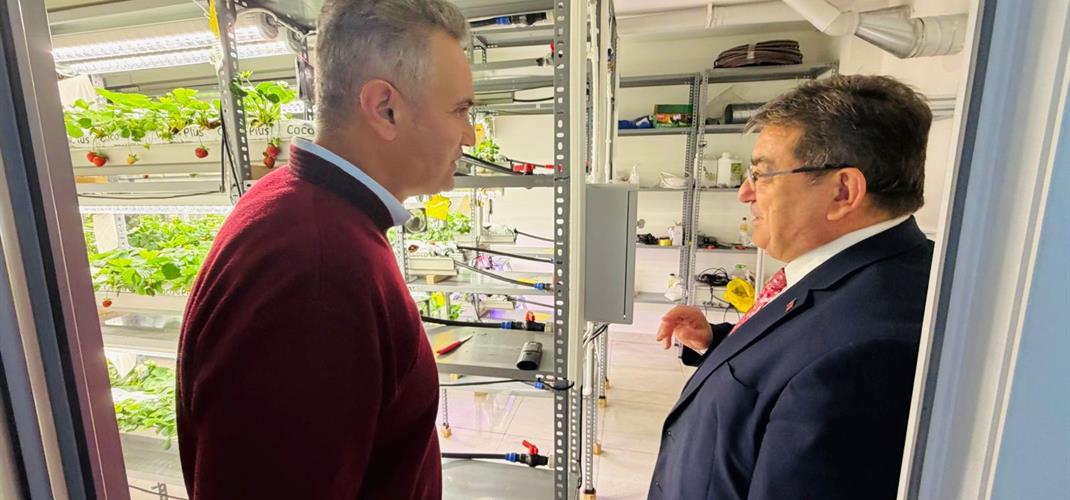 🍓 GELECEĞİN TARIMI MERSİN’DE ŞEKİLLENİYOR: KONTROLLÜ ORTAMDA ÇİLEK ÜRETİMİ